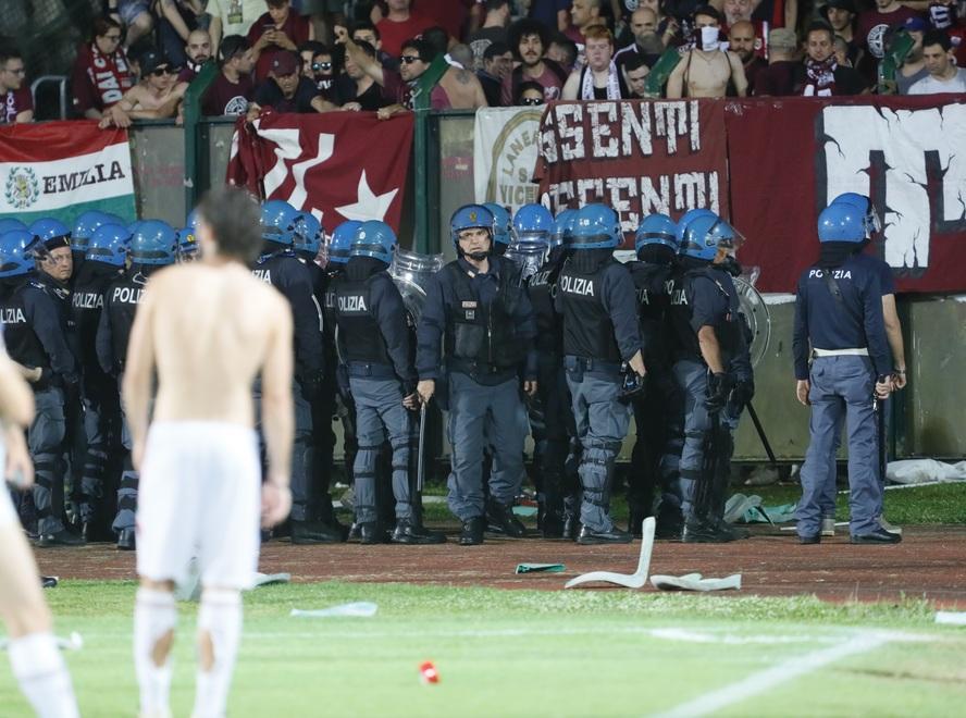 Una decina di condanne ai tifosi granata per l’invasione di campo a Siena 