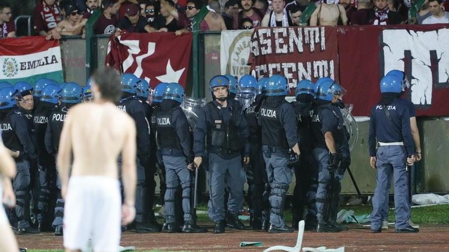 Una decina di condanne ai tifosi granata per l’invasione di campo a Siena