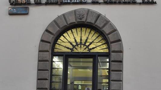 La filiale Carige di piazza San Bernardino a Camaiore