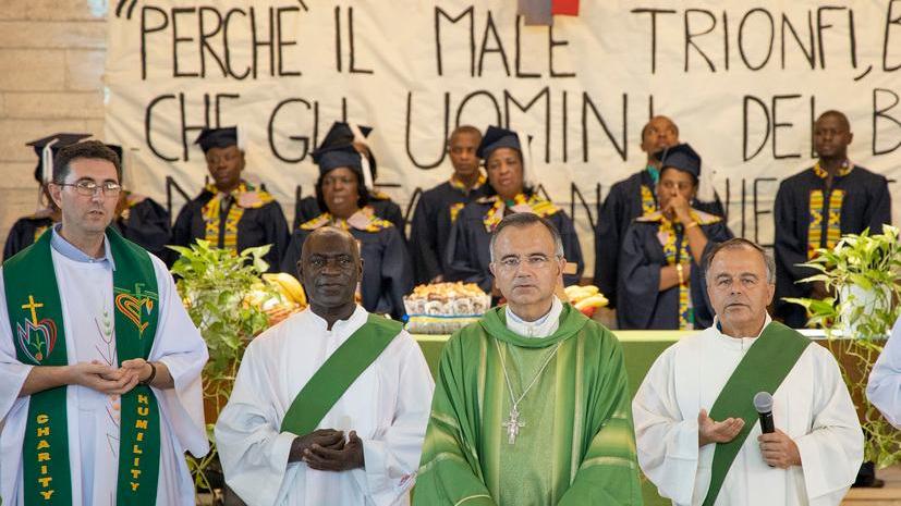 Messa dei Popoli, il vescovo Erio: «Aiutiamo i migranti. Ma accordi per una vita degna nei loro paesi»