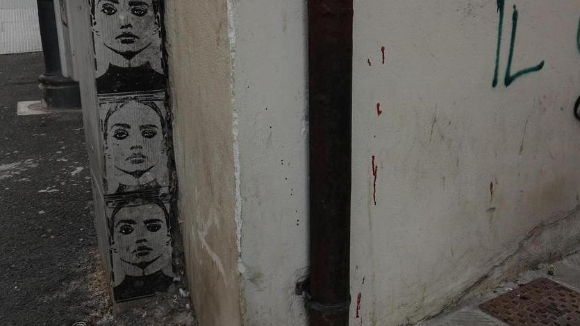 Le macchie di sangue sui muri