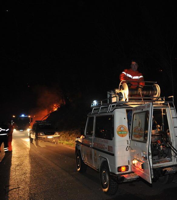 Dieci famiglie evacuate per un incendio di bosco 