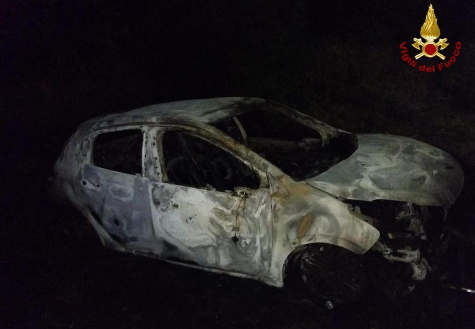 Ruba e distrugge i suoi occhiali da vista poi le brucia l’auto posteggiata al cimitero 