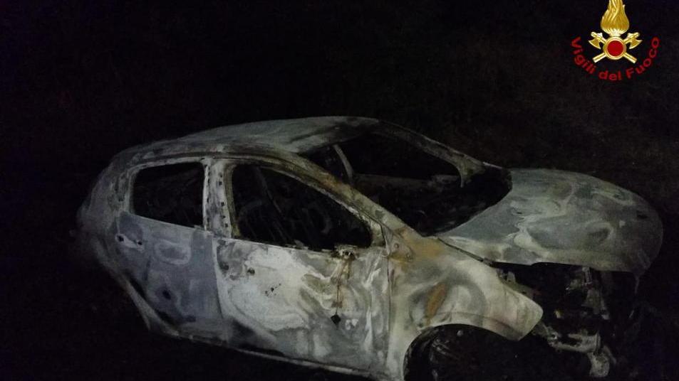 Ruba e distrugge i suoi occhiali da vista poi le brucia l’auto posteggiata al cimitero