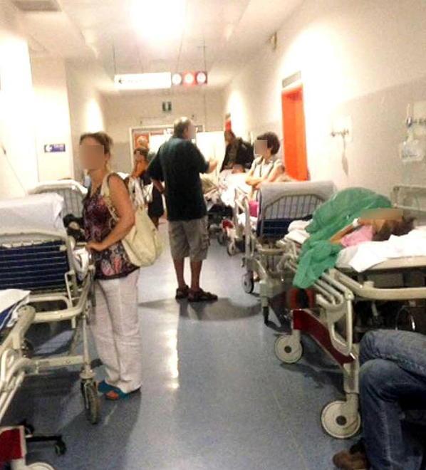 Degenti e familiari nel corridoio del pronto soccorso (Foto d'archivio)