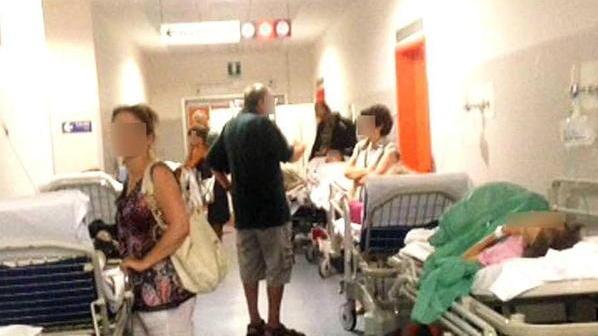 Degenti e familiari nel corridoio del pronto soccorso (Foto d'archivio)