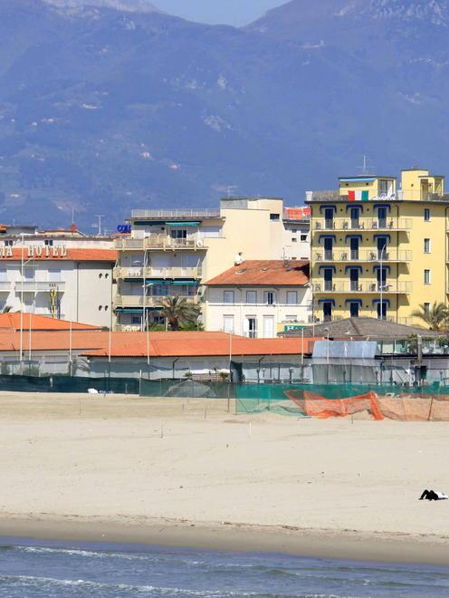 I surfisti diventano spazzini 
