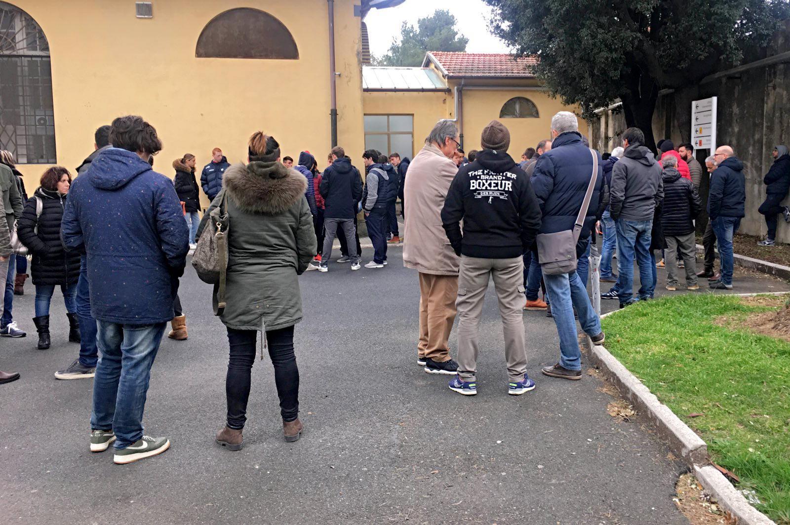 Folla alla camera mortuaria di Livorno (foto d'archivio)