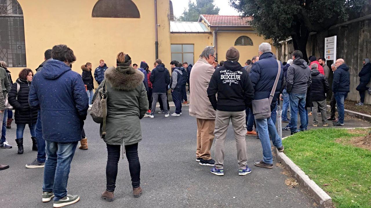 Folla alla camera mortuaria di Livorno (foto d'archivio)
