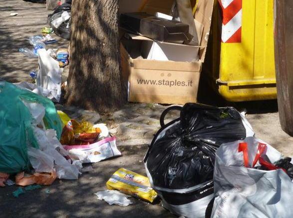 Discarica davanti ai bidoni in via Covetta 