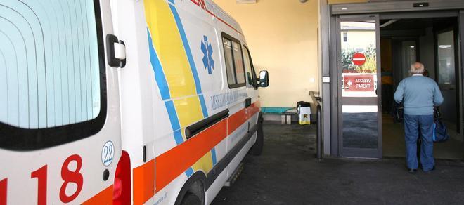 Si schianta in moto contro un palo 