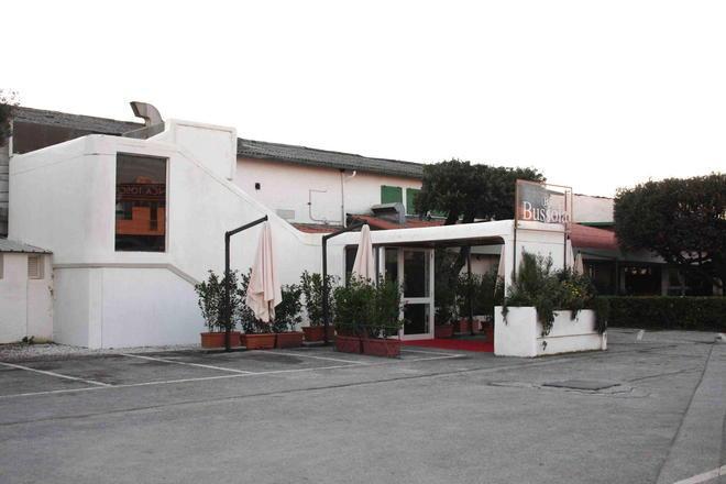 Picchiato fuori dalla discoteca: asportata la milza, è grave 