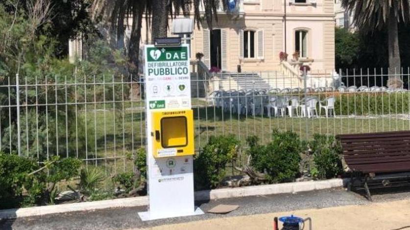 Nuovi defibrillatori davanti al Teatro e vicino al Duomo