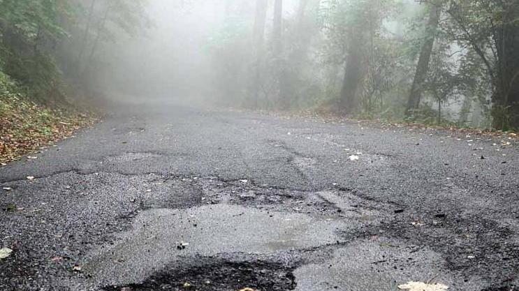 «Buche e degrado: la strada è pericolosa»