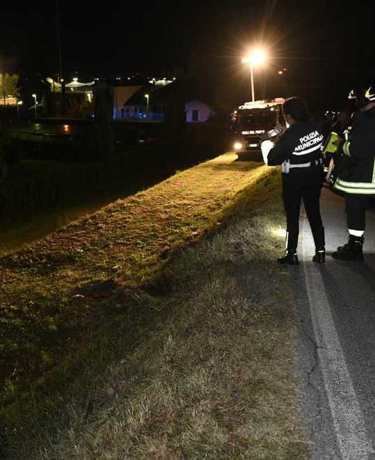 Auto nella solita scarpata di via del Tiro a Segno 