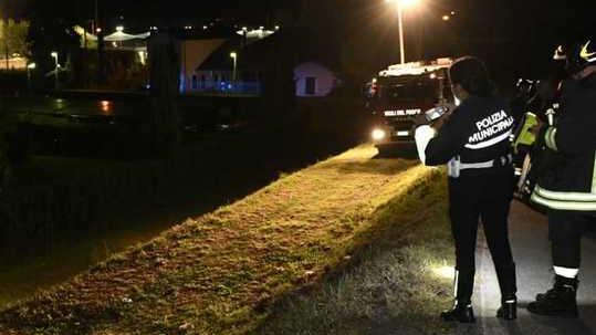 Auto nella solita scarpata di via del Tiro a Segno
