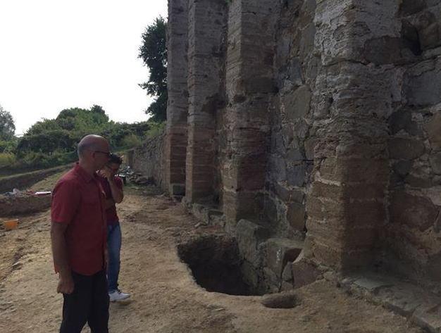Ecco la vasca di terracotta e anche l’inizio delle Logge 