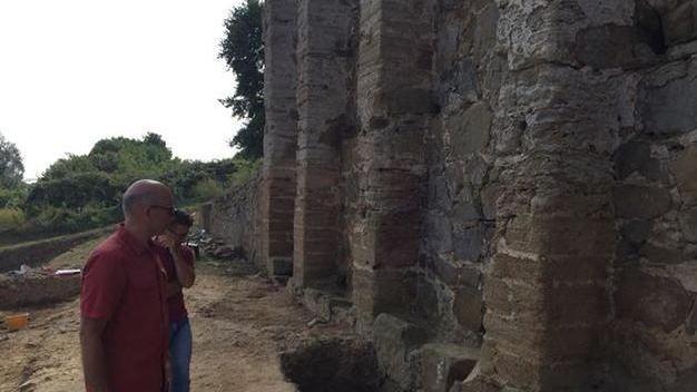Ecco la vasca di terracotta e anche l’inizio delle Logge