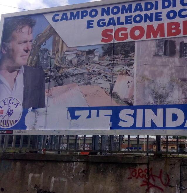 Danneggiato il manifesto del sindaco sugli sgomberi