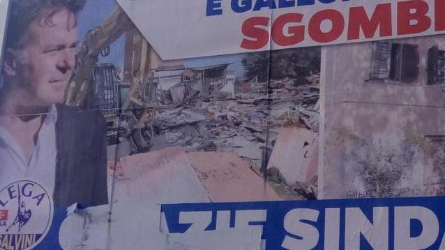 Danneggiato il manifesto del sindaco sugli sgomberi
