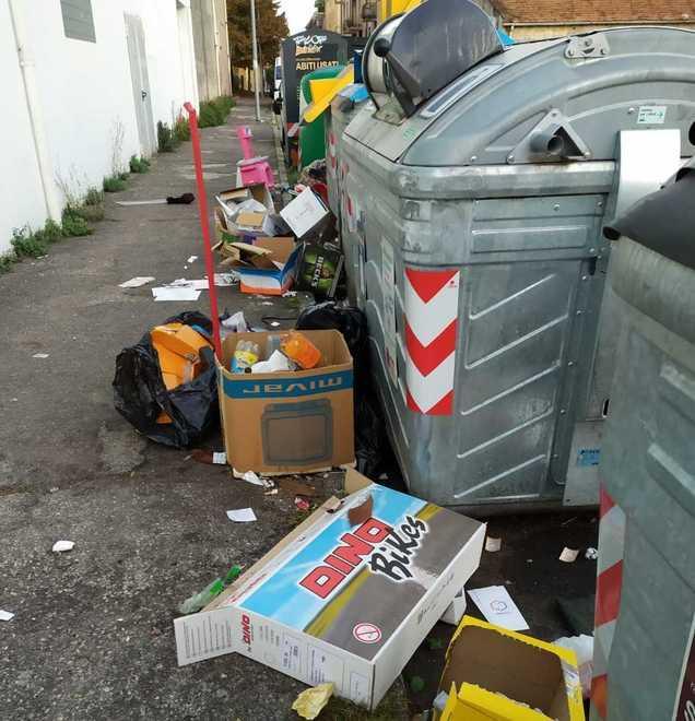 L’allarme Rifiuti buttati in strada 