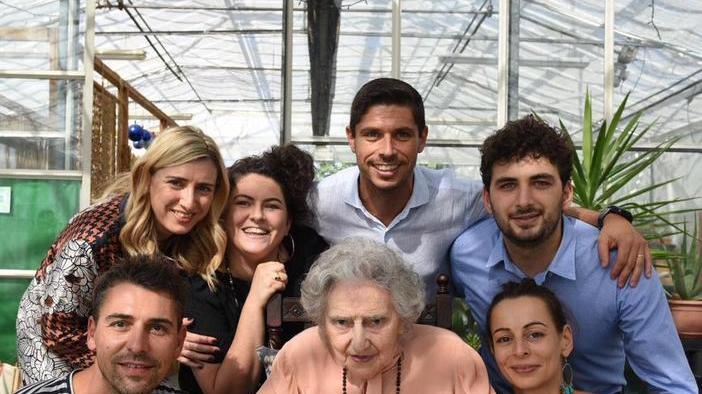 Figlie, nipoti e pronipoti alla festa dei 100 anni dell’amata nonna Ebe