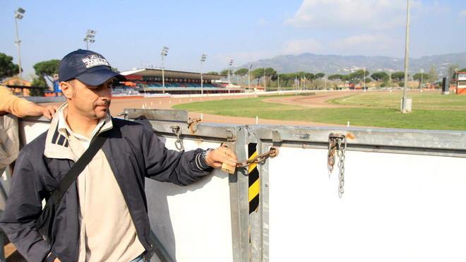 La proprietà mette i lucchetti all’ippodromo Sesana, nei box 200 cavalli