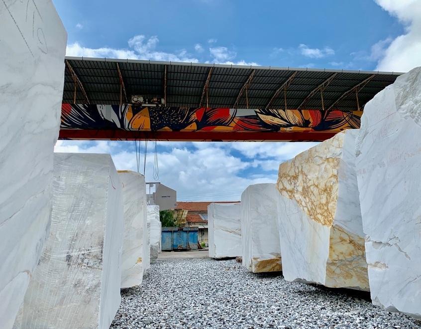 La street art arriva in segheria, eplosione di colori sul carroponte 