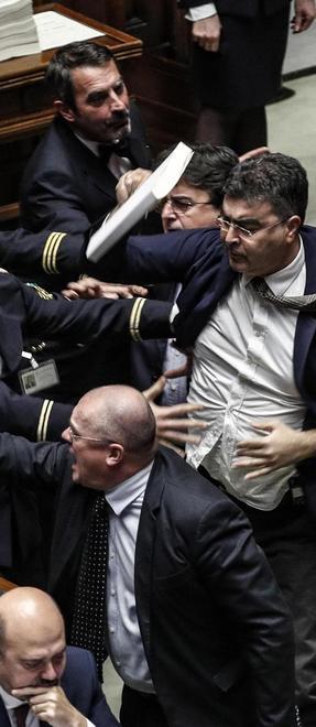 Decidere in pochi, promettere a tutti 