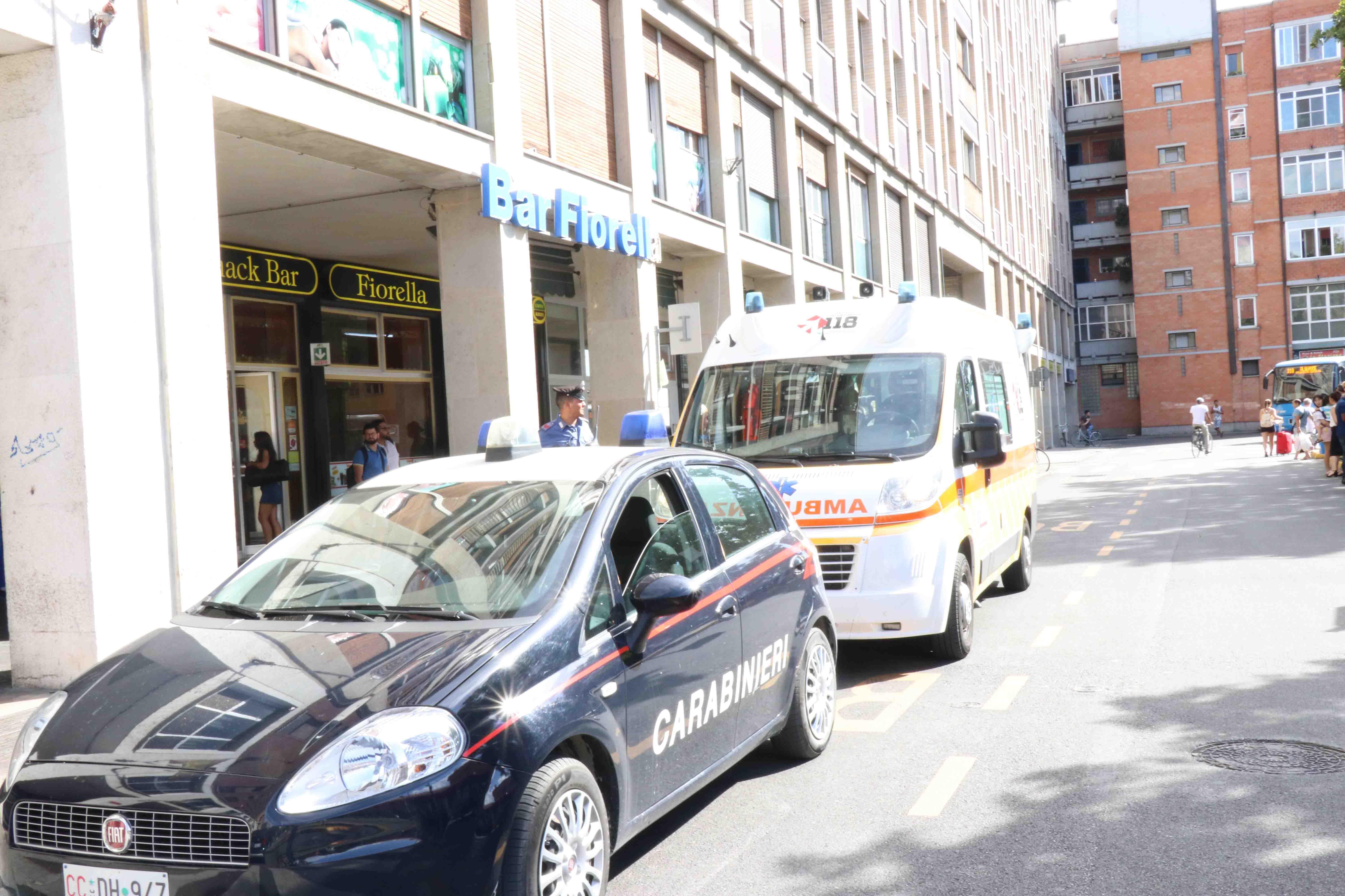 Carabinieri e ambulanza davanti al Bar Fiorella