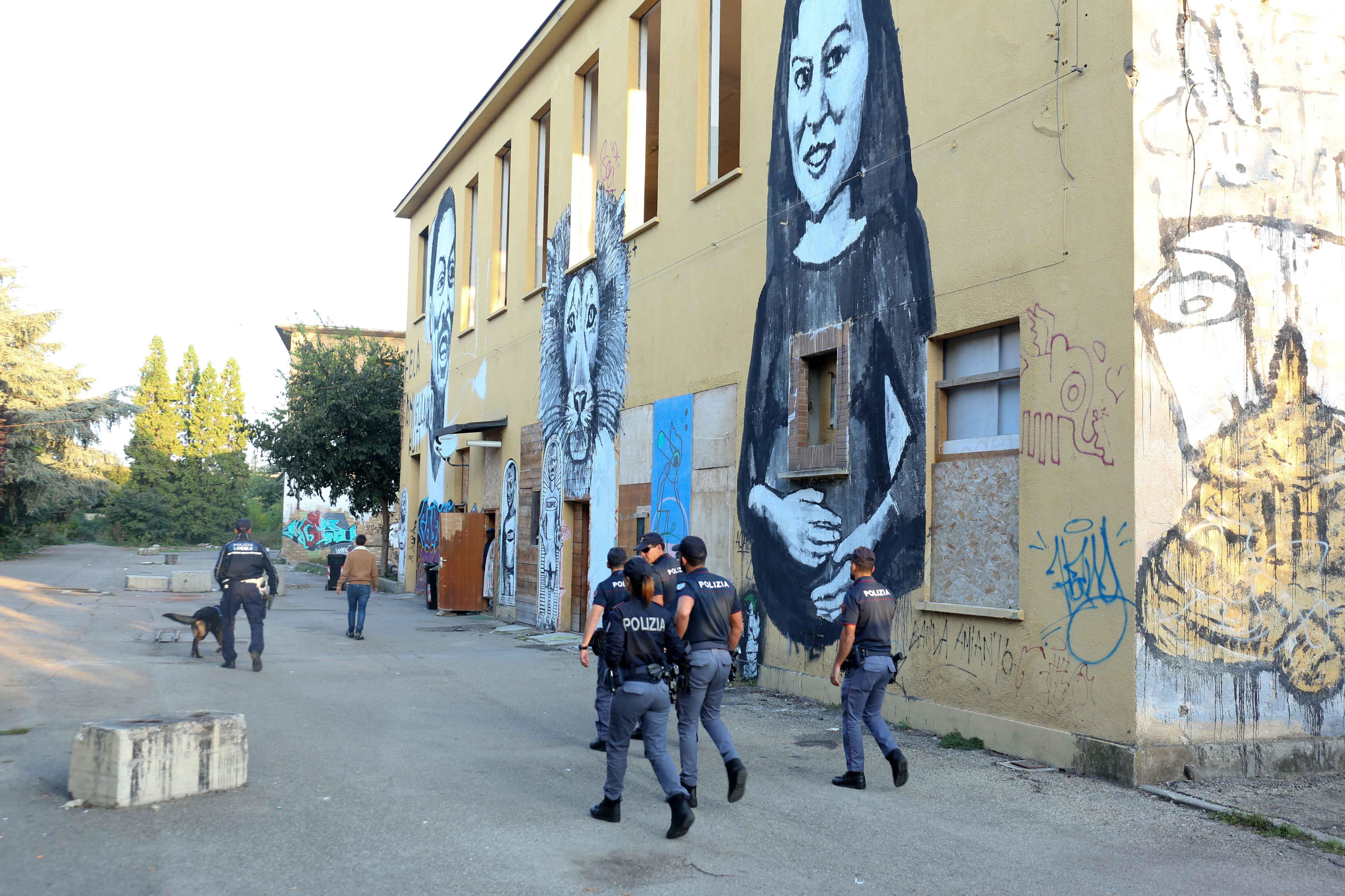 Reggio Emilia, retata all'alba nelle ex Reggiane: espulsi due stranieri irregolari