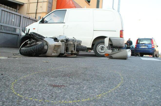 Auto contro scooter, un ferito grave 