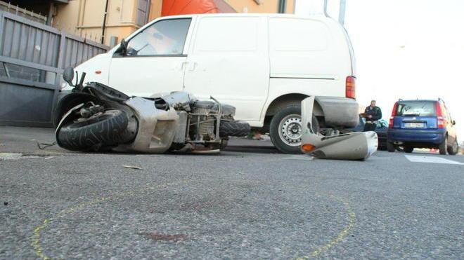Auto contro scooter, un ferito grave