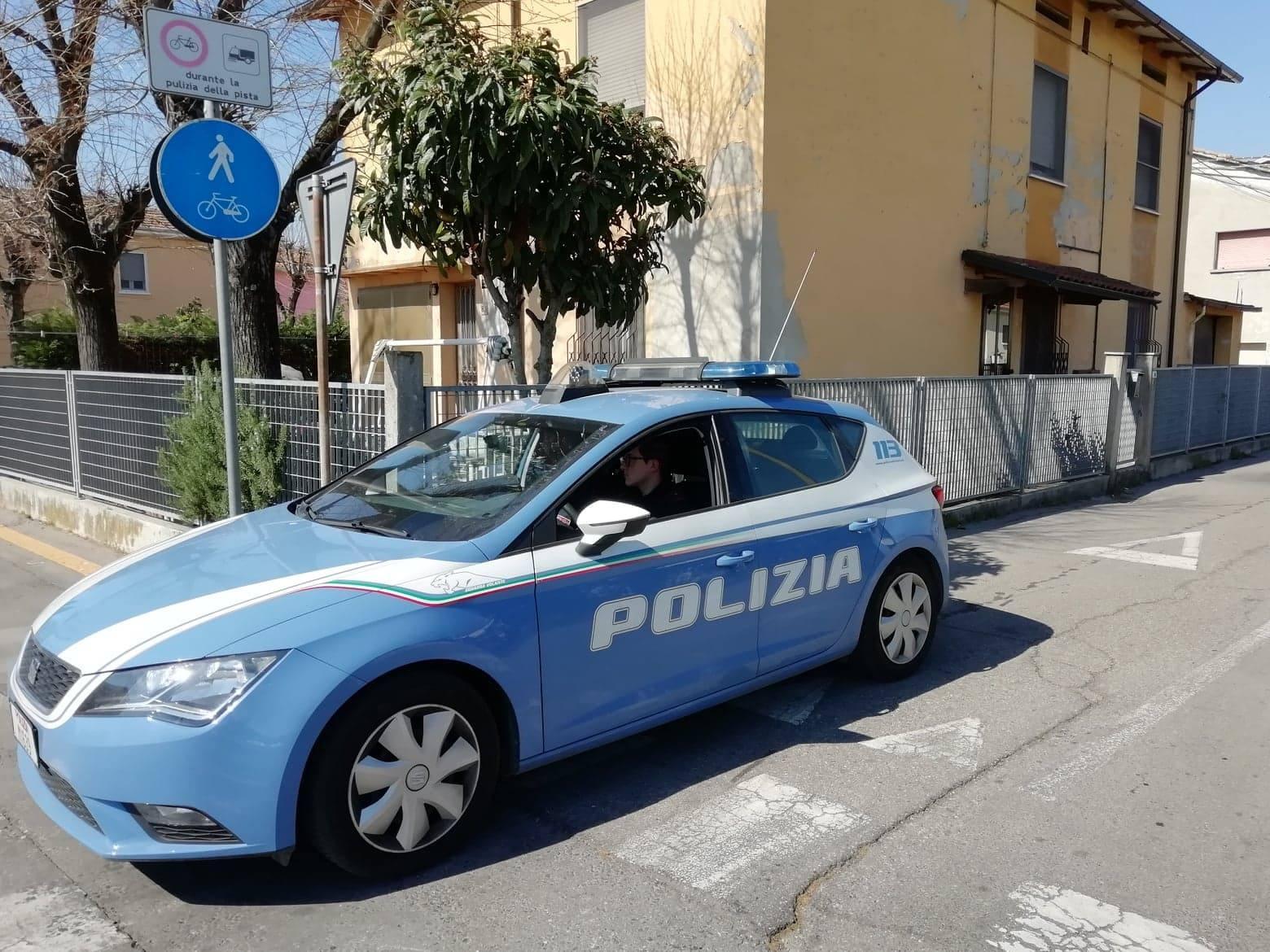 Modena, ubriaco rischia in retromarcia di speronare una Volante