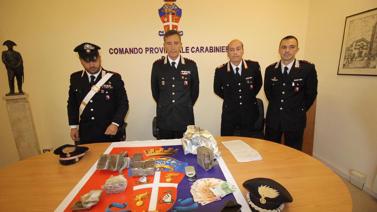 La droga e i soldi sequestrati dai carabinieri