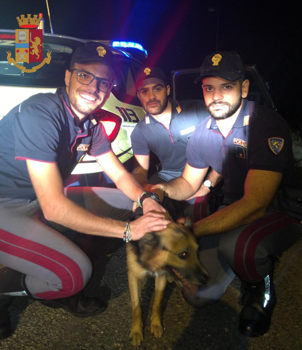 Giubba con i poliziotti che l'hanno salvato
