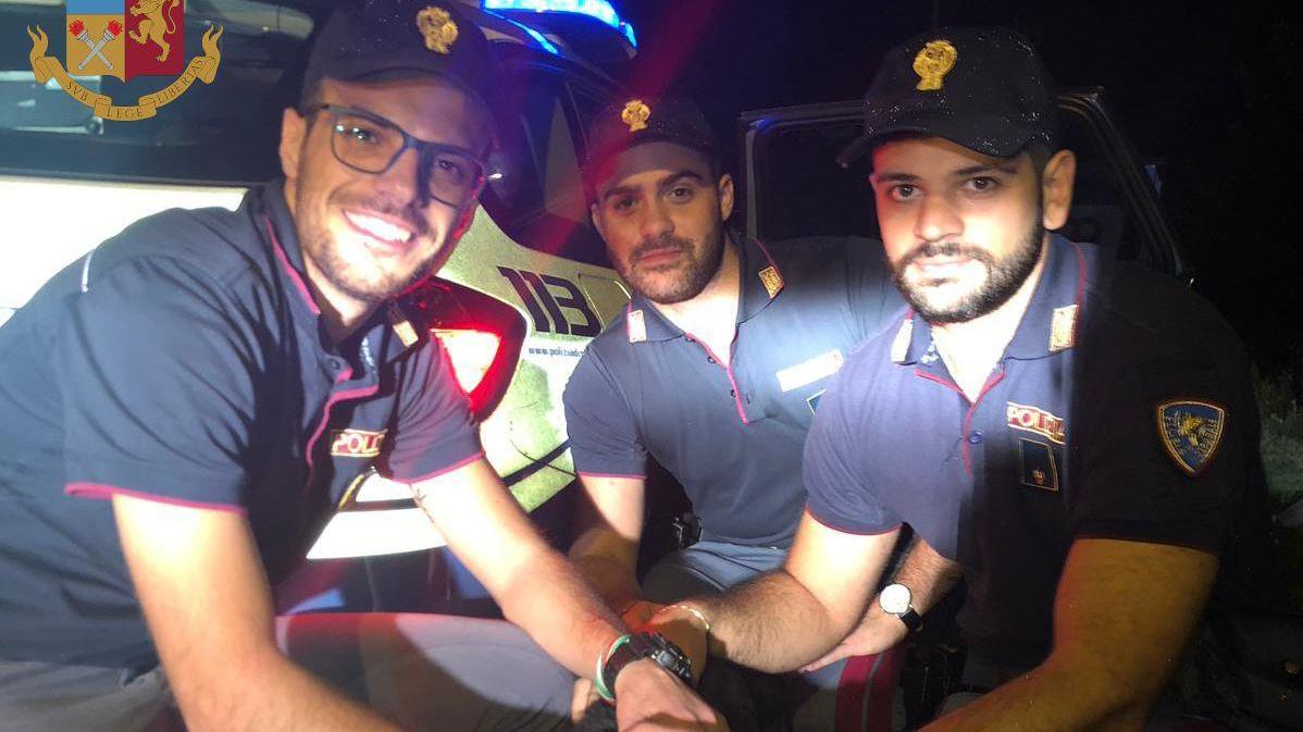 Giubba con i poliziotti che l'hanno salvato