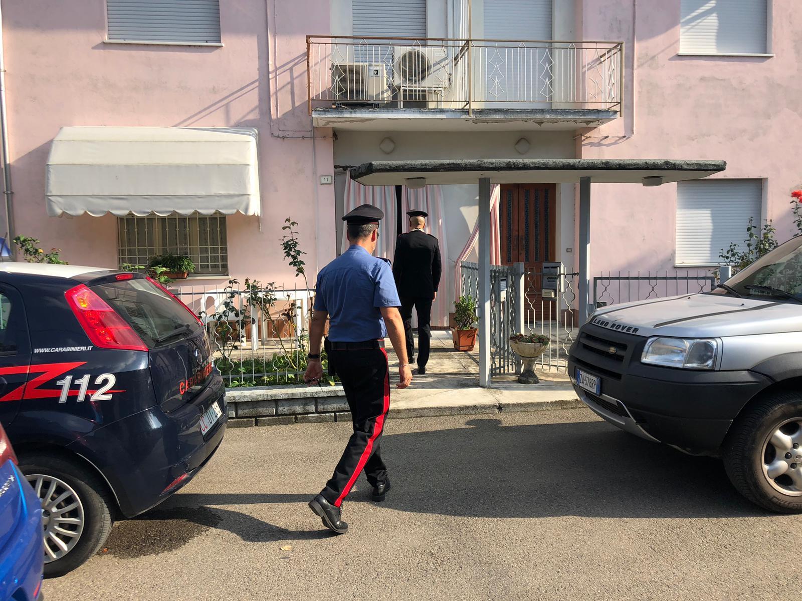 Massa Finalese: accoltella la moglie alla gola