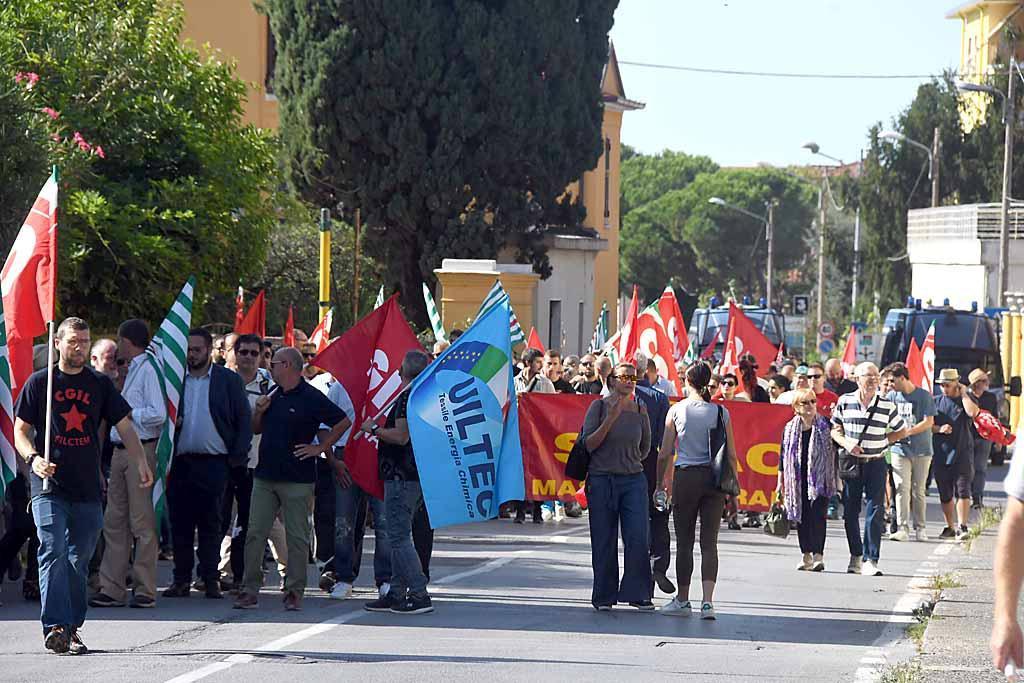Gli operai della Sanac in corteo bloccano l'Aurelia