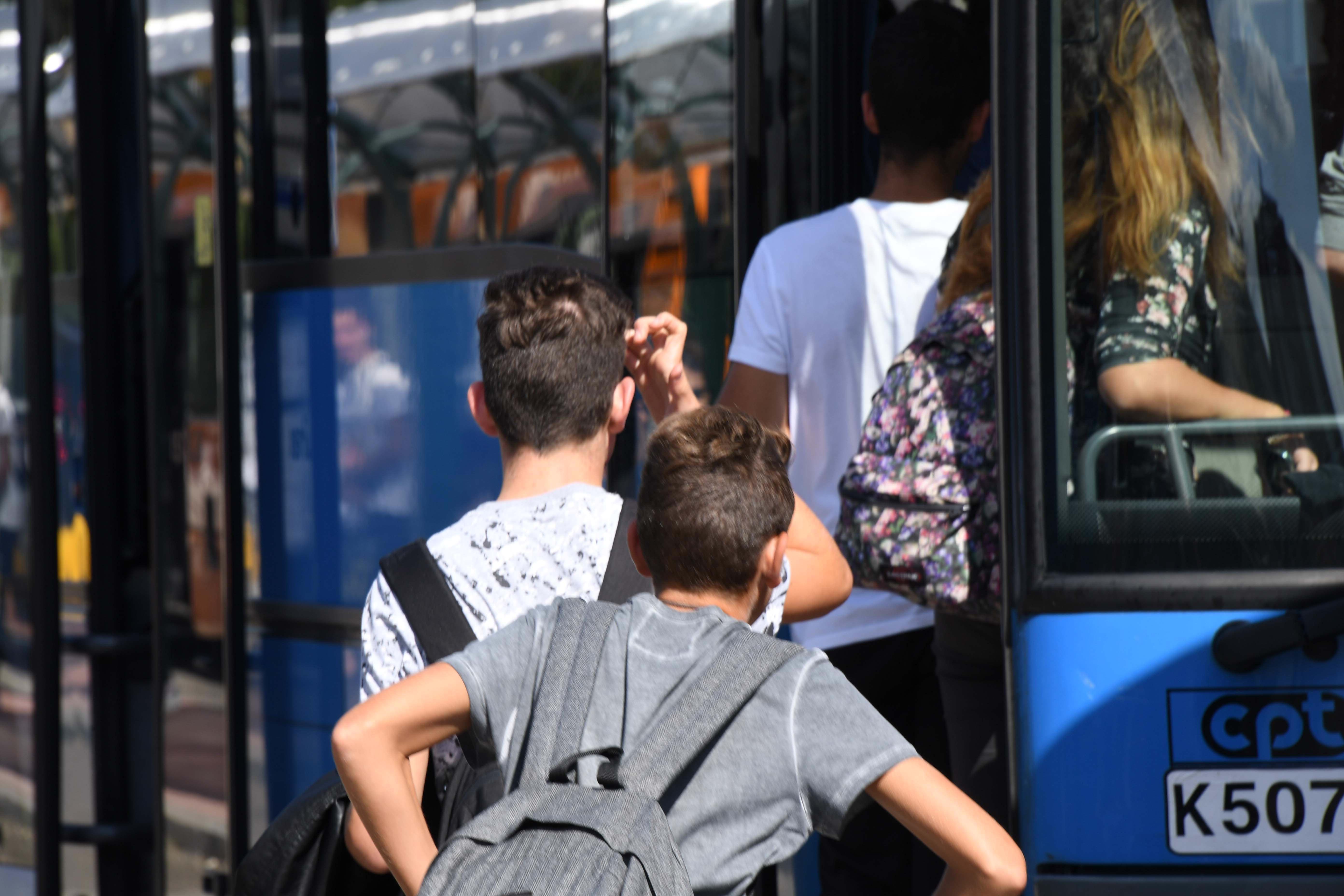 Quattro autobus pieni e la studentessa rimane a terra