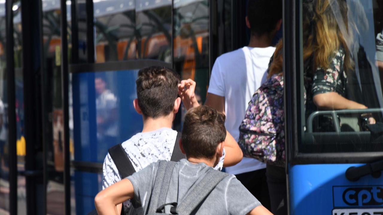 Quattro autobus pieni e la studentessa rimane a terra