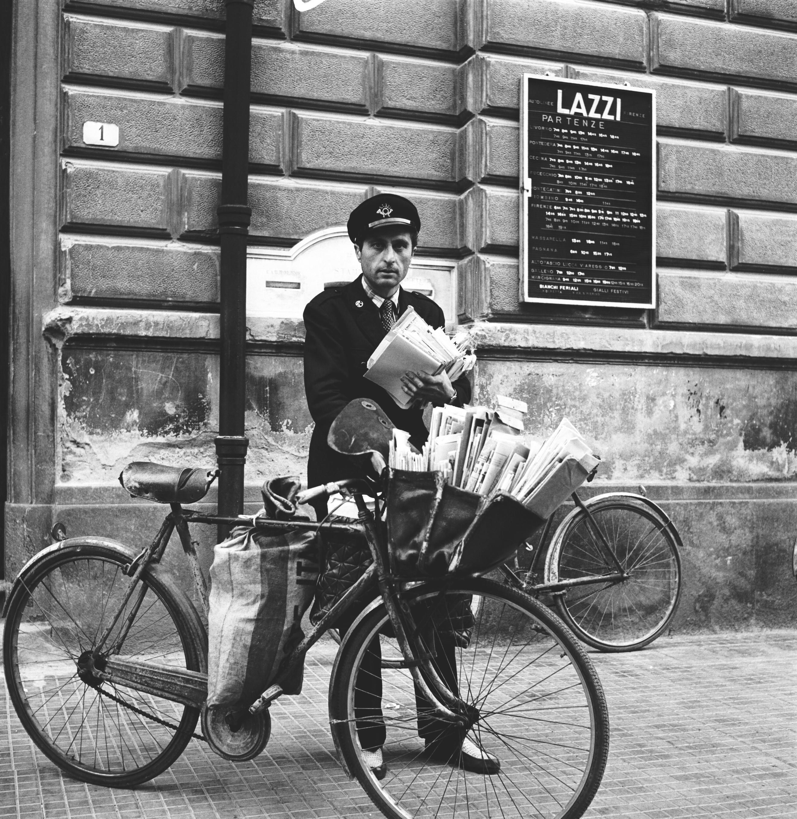 Un portalettere: l’immagine risale al 1955 e sarà in regalo domani con “Il Tirreno” (Foto Cine)