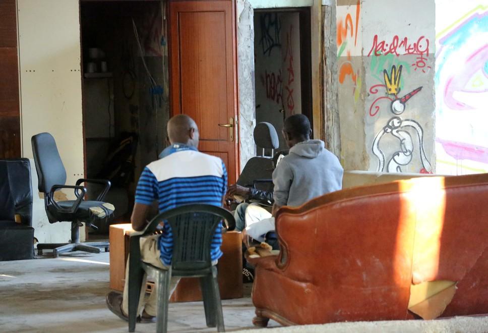 Viaggio tra i disperati che vivono alle Reggiane: «Noi, costretti a stare qui» 