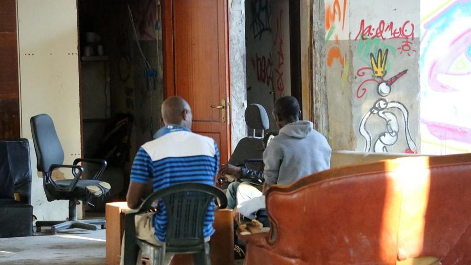 Viaggio tra i disperati che vivono alle Reggiane: «Noi, costretti a stare qui»