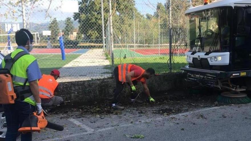Uno spazzamento a zig zag: molte le auto in sosta vietata