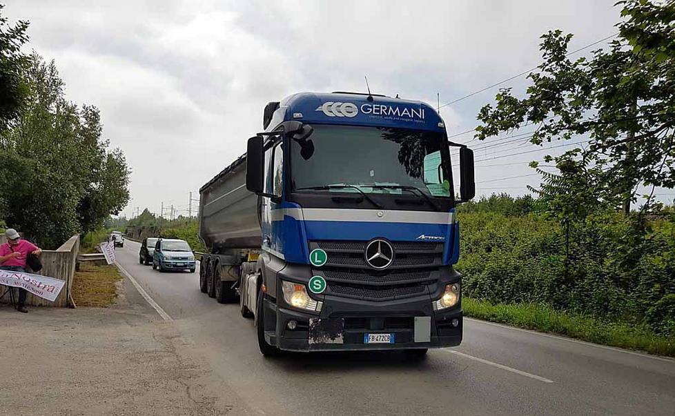 Saliti da 10 a 20 al giorno i Tir per la ex Fornace «Ma portano solo terra» 