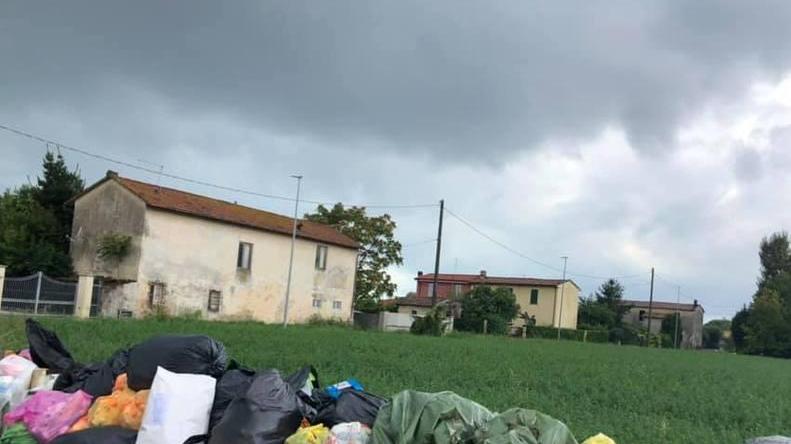 Parte il servizio di Ersu a Capezzano rifiuti abbandonati in strada