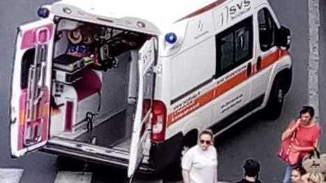 Salta lo stop e travolge due giovani in scooter