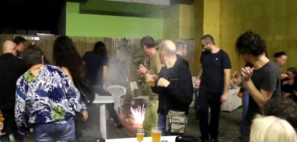 Sigaretta elettronica esplosa al concerto: spunta il filmato 