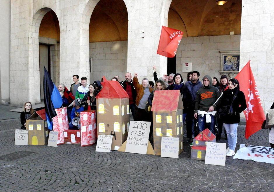 Neppure una scrivania dove poter studiare «Io e i miei tre figli da mesi in una gabbia» 